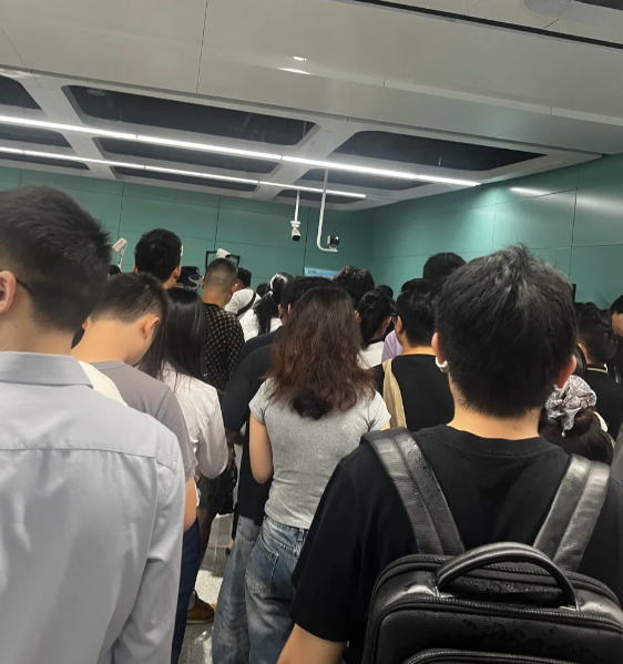 深圳地鐵進站須檢查所有行李物品,多個地鐵站大排長龍。(網上圖片)