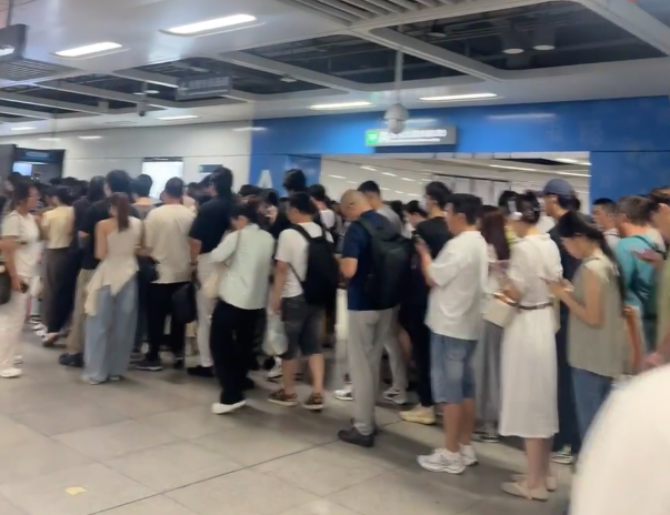 深圳地鐵進站須檢查所有行李物品,多個地鐵站大排長龍。(網上圖片)