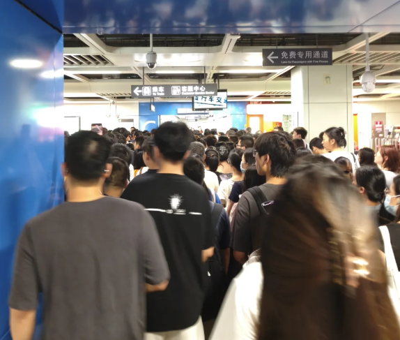 深圳地鐵進站須檢查所有行李物品,多個地鐵站大排長龍。(網上圖片)