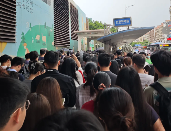 深圳地鐵進站須檢查所有行李物品,多個地鐵站大排長龍。(網上圖片)
