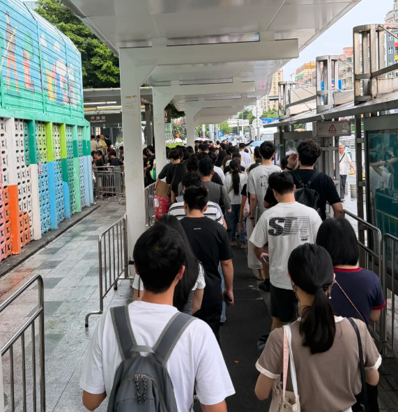 深圳地鐵進站須檢查所有行李物品,多個地鐵站大排長龍。(網上圖片)