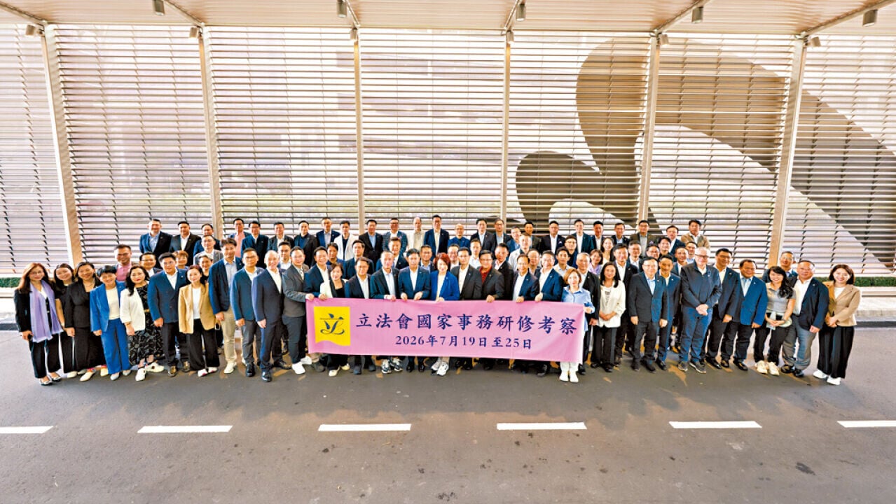 多名立法會議員啟程前往北京。