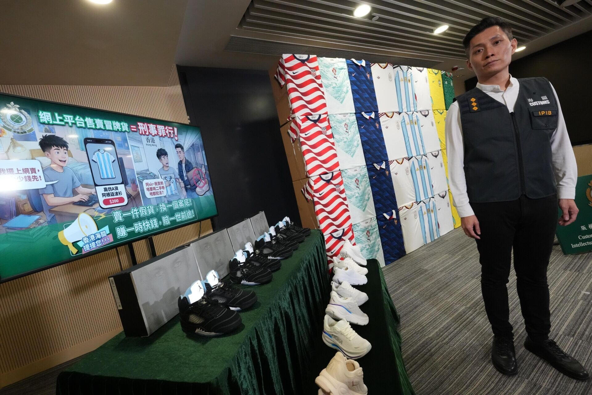 海關打擊與世界盃相關的冒牌活動,5月26日至7月19日,共偵破50宗侵權案件,檢獲約24萬件懷疑冒牌貨物,包括世界盃參賽隊伍的熱門球衣、足球、球鞋,估計市值共約1.59億元,共有13人被捕,其中12人涉嫌網上出售冒牌球衣,當中4名為18歲或以下青少年