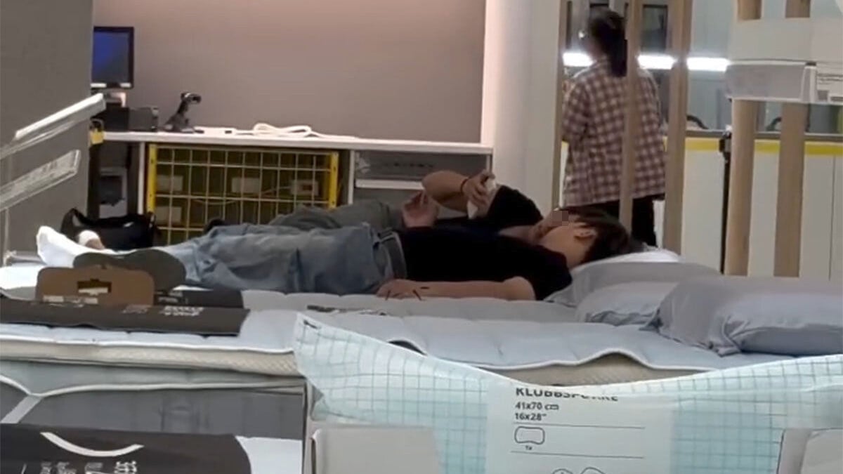 台灣一對男女被發現躺在IKEA的床上親熱，被路經顧客拍片。(Threads用戶kc.j6767影片截圖)