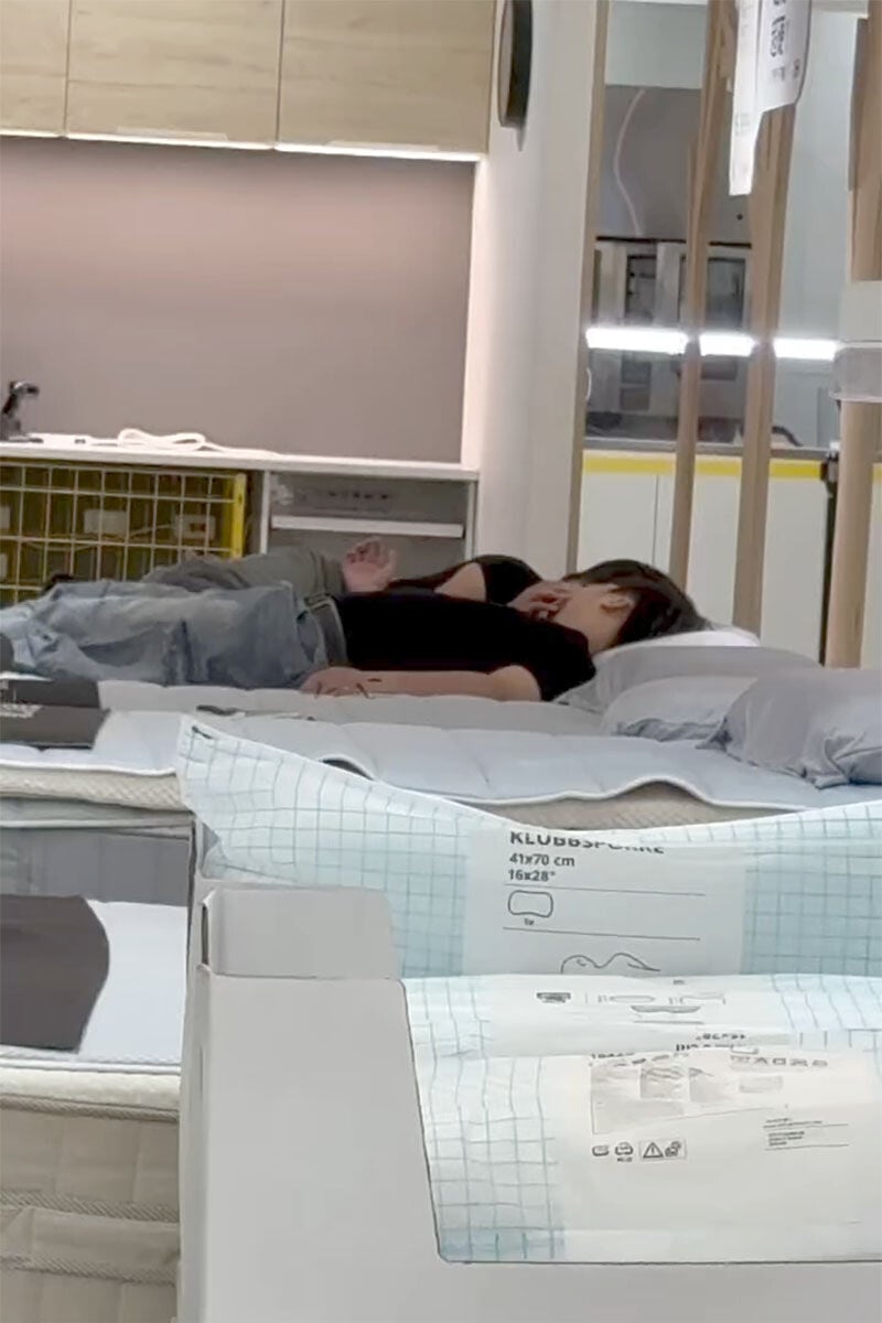 台灣一對男女被發現躺在IKEA的床上親熱,被路經顧客拍片。(Threads用戶kc.j6767影片截圖)