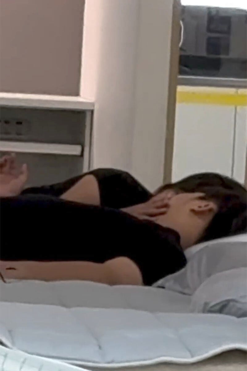 台灣一對男女被發現躺在IKEA的床上親熱,被路經顧客拍片。(Threads用戶kc.j6767影片截圖)