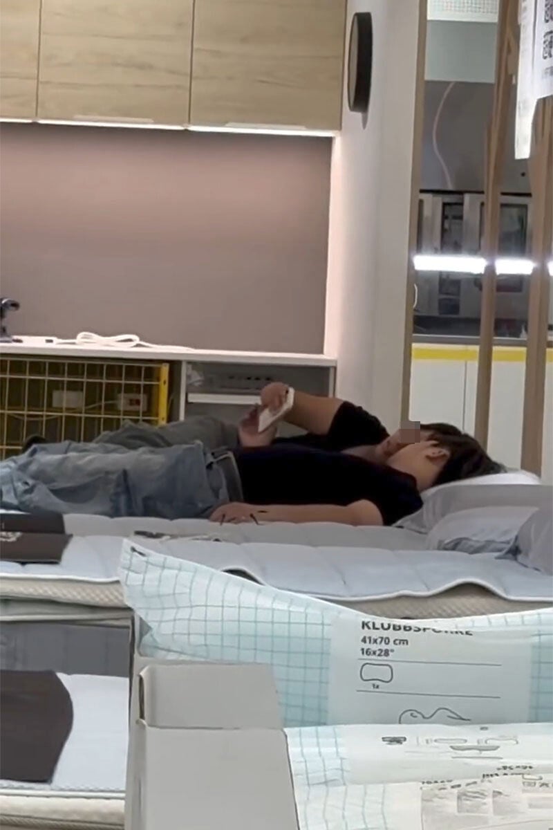 台灣一對男女被發現躺在IKEA的床上親熱,被路經顧客拍片。(Threads用戶kc.j6767影片截圖)