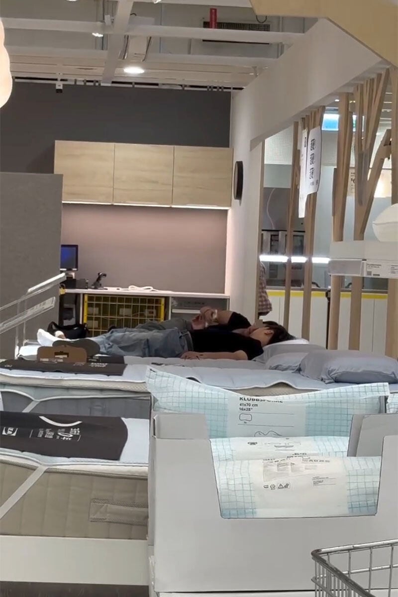 台灣一對男女被發現躺在IKEA的床上親熱,被路經顧客拍片。(Threads用戶kc.j6767影片截圖)
