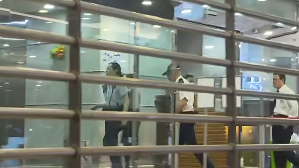 警方接獲中環德輔道中19號環球大廈一證券公司的女董事報案，指一名男職員疑「穿櫃桶底」，在未獲授權下擅自取用公司的戶口作投資，並損失1.5億元(無綫新聞畫面)
