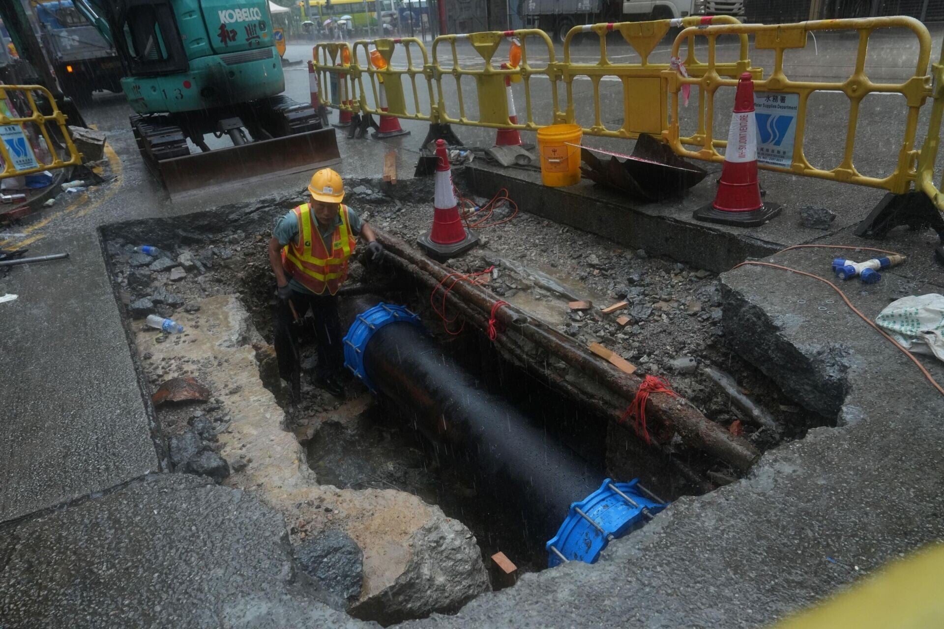 筲箕灣道新成街交界一條18吋食水管道周日(19日)破裂,引發區內大範圍暫停食水供應,歷時約30小時,經水務署人員通宵搶修後,食水供應到昨早(20日)近11時才陸續恢復。