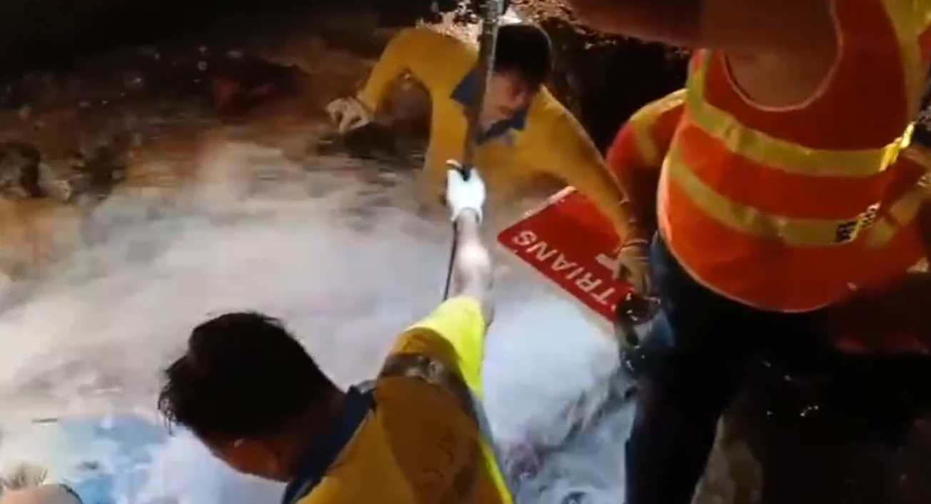 筲箕灣道新成街交界一條18吋食水管道破裂,網上流傳一段短片,疑拍攝到工程人員在爆水管位置搶修的情況(影片截圖)