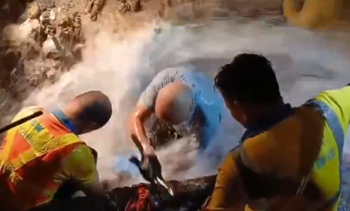 筲箕灣道新成街交界一條18吋食水管道破裂,網上流傳一段短片,疑拍攝到工程人員在爆水管位置搶修的情況(影片截圖)