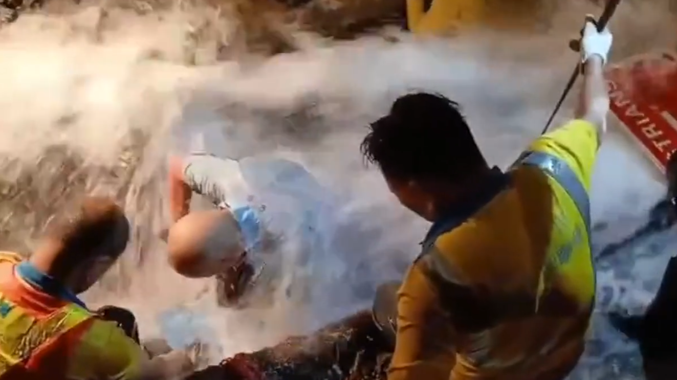筲箕灣道新成街交界一條18吋食水管道破裂,網上流傳一段短片,疑拍攝到工程人員在爆水管位置搶修的情況(影片截圖)