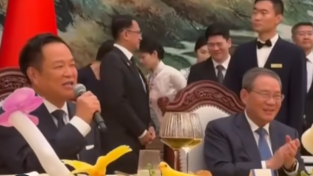 國務院總理李強在北京人民大會堂與阿努廷舉行會談。阿努廷更展現「音樂外交」，參加對方所設的午宴獻唱已故女歌手鄧麗君經典華語歌曲《甜蜜蜜》。(影片截圖)