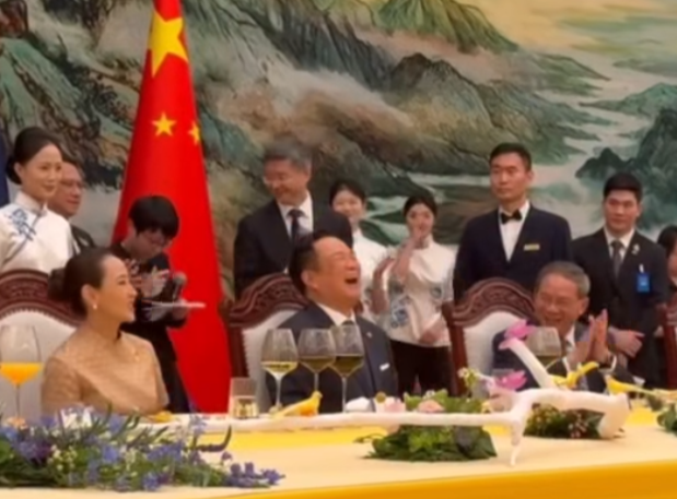 國務院總理李強在北京人民大會堂與阿努廷舉行會談。阿努廷更展現「音樂外交」,參加對方所設的午宴獻唱已故女歌手鄧麗君經典華語歌曲《甜蜜蜜》。(影片截圖)