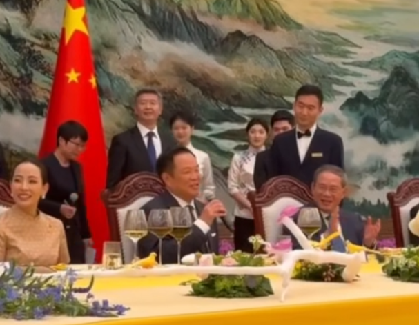 國務院總理李強在北京人民大會堂與阿努廷舉行會談。阿努廷更展現「音樂外交」,參加對方所設的午宴獻唱已故女歌手鄧麗君經典華語歌曲《甜蜜蜜》。(影片截圖)