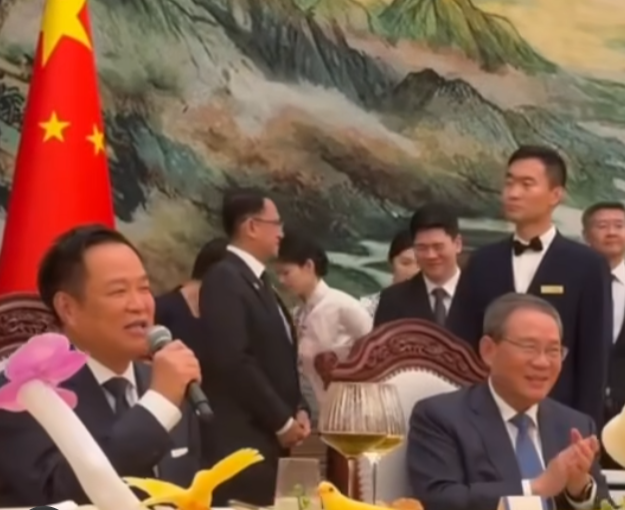 國務院總理李強在北京人民大會堂與阿努廷舉行會談。阿努廷更展現「音樂外交」,參加對方所設的午宴獻唱已故女歌手鄧麗君經典華語歌曲《甜蜜蜜》。(影片截圖)