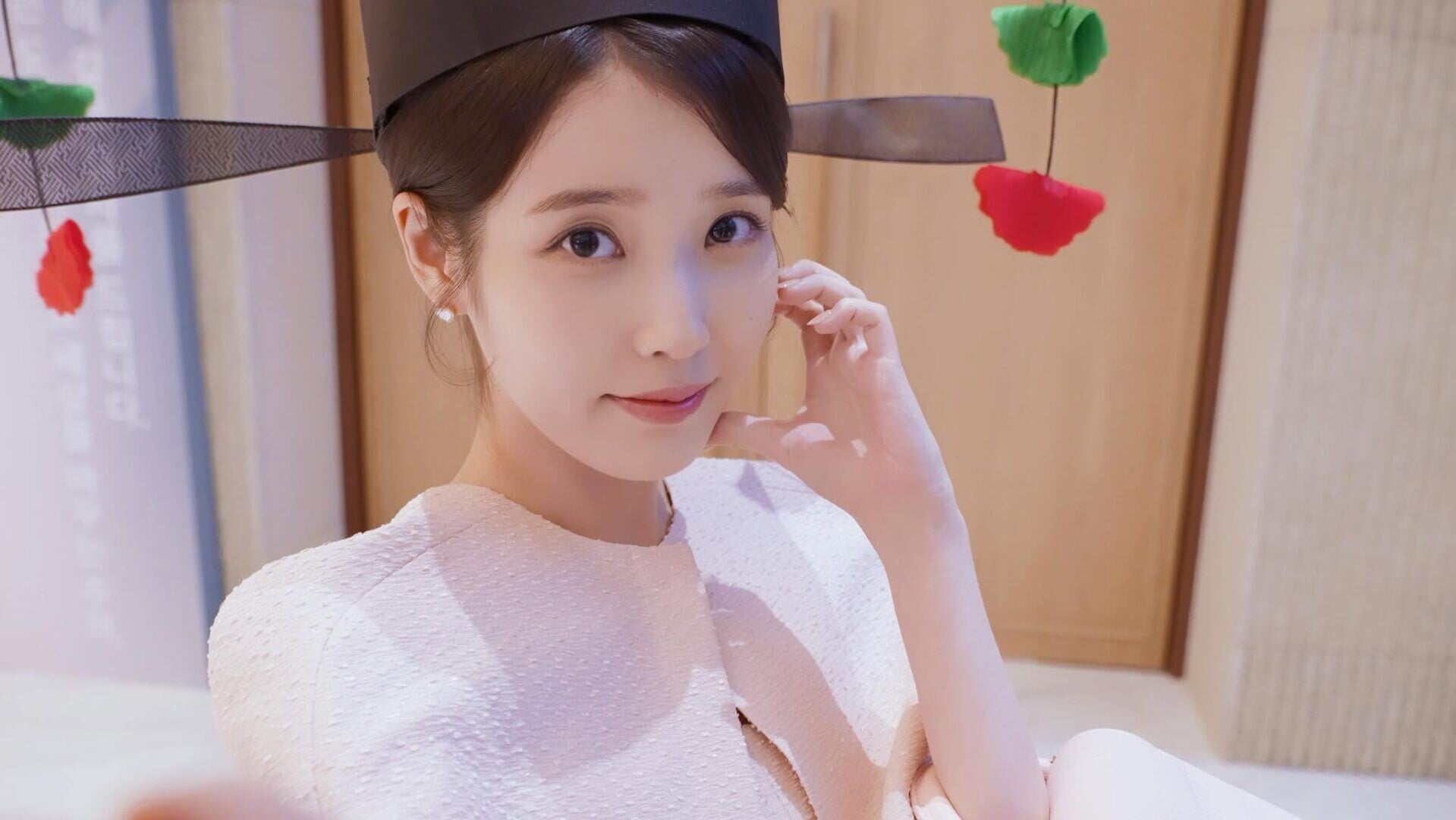 IU(李知恩)宣布9月演唱會延期,因為耳咽管開放症惡化向支持者致歉