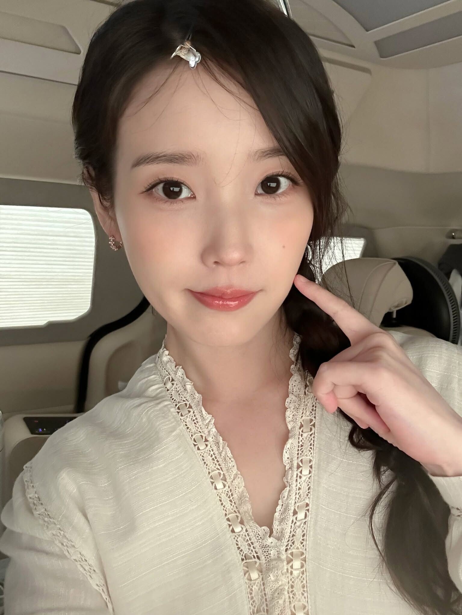 IU(李知恩)宣布9月演唱會延期,因為耳咽管開放症惡化向支持者致歉