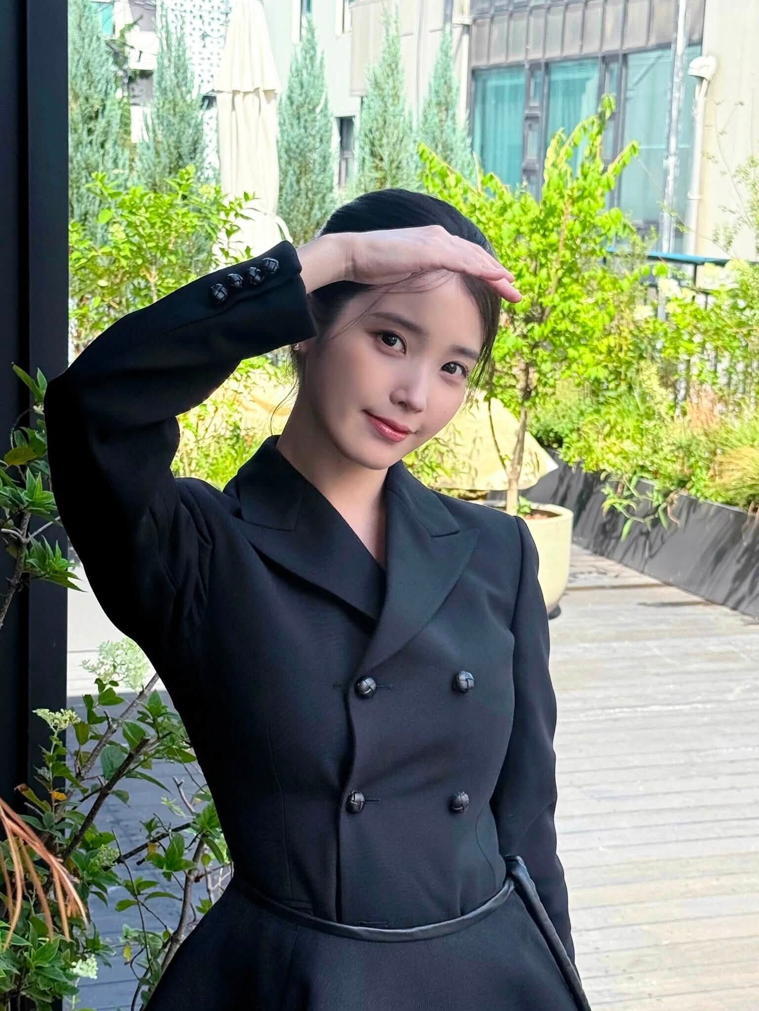 IU(李知恩)宣布9月演唱會延期,因為耳咽管開放症惡化向支持者致歉