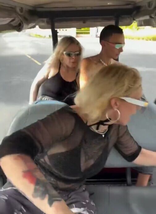 高爾夫球車突然急轉彎,將粉紅色裙女子甩出車外。(X)