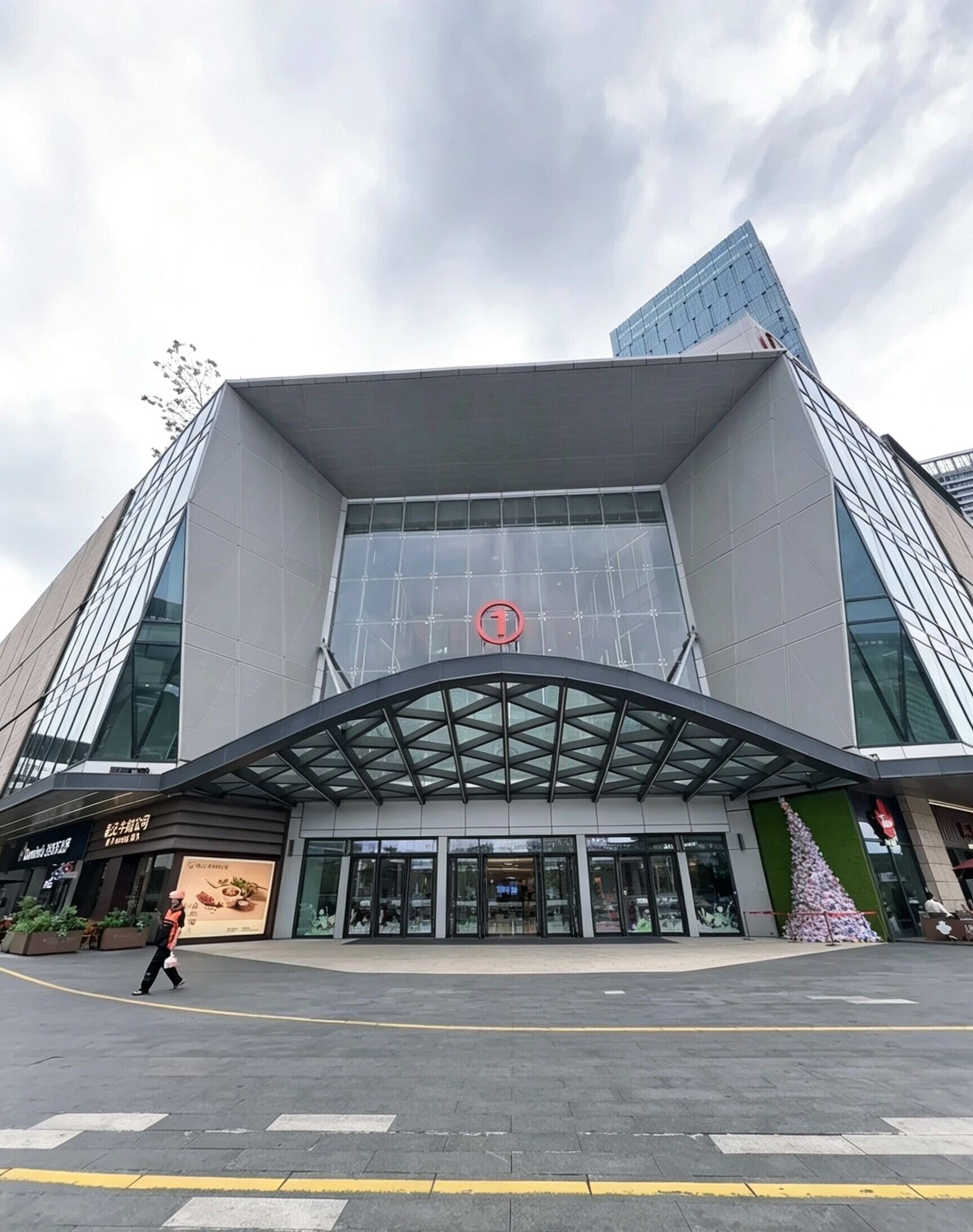 深圳光明萬達廣場是集高端公寓、甲級寫字樓、五星級酒店等業態於一體的城市級商業綜合體。商場定位「新青年潮趣樂享中心」,打造「24小時潮玩不夜城」。(網上圖片)
