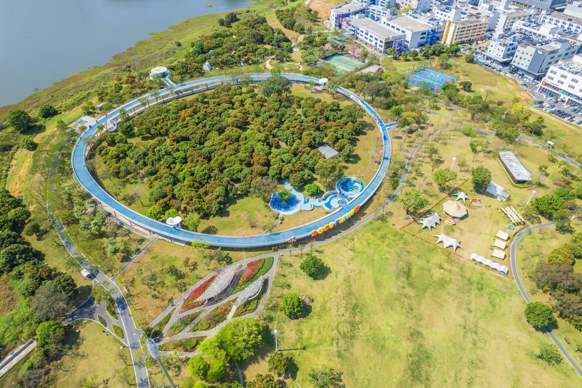 光明科學公園面積約208萬平方米,是深圳最大的城市公園。公園以「科學」為理念,集生態、科普、運動、休閒於一體。園內標誌性建築「光明頂」環廊,可俯瞰科學城全貌。公園更榮獲2026深圳設計周「鲲鵬獎」城市設計類金獎。(圖片來源:視覺中國)