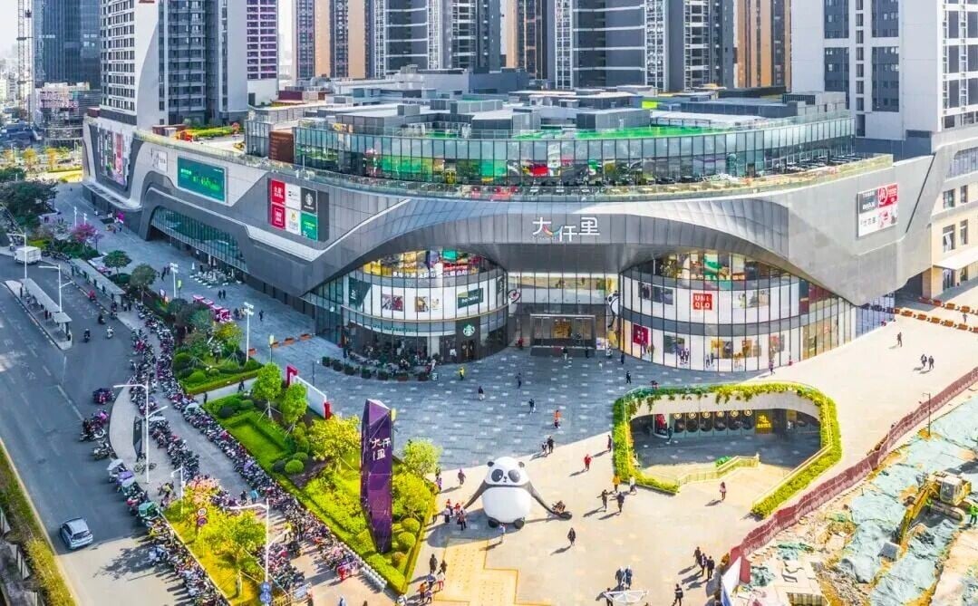 深圳地鐵13號線北延段沿線景點:光明大仟里面積約15萬平方米,是光明首個一站式大型購物中心。商場定位「時尚潮流生活」及「家庭體驗式消費」,開業時超過7成為光明首店,為光明區第一個中高端商場。 (網上圖片)