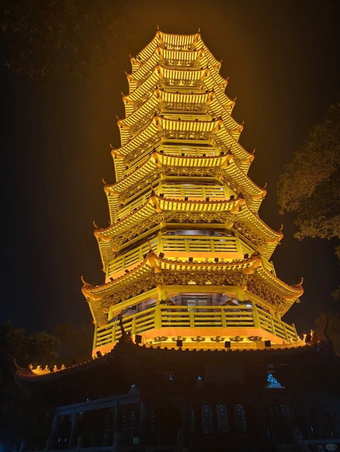 深圳地鐵13號線北延段沿線景點:紅花山公園建於1996年,佔地約25萬平方米。園內地標明和塔建於2009年,為九層仿宋建築。塔身呈暗紅色,夜間亮燈時格外壯麗。 (圖片來源:夜空中的星@小紅書)