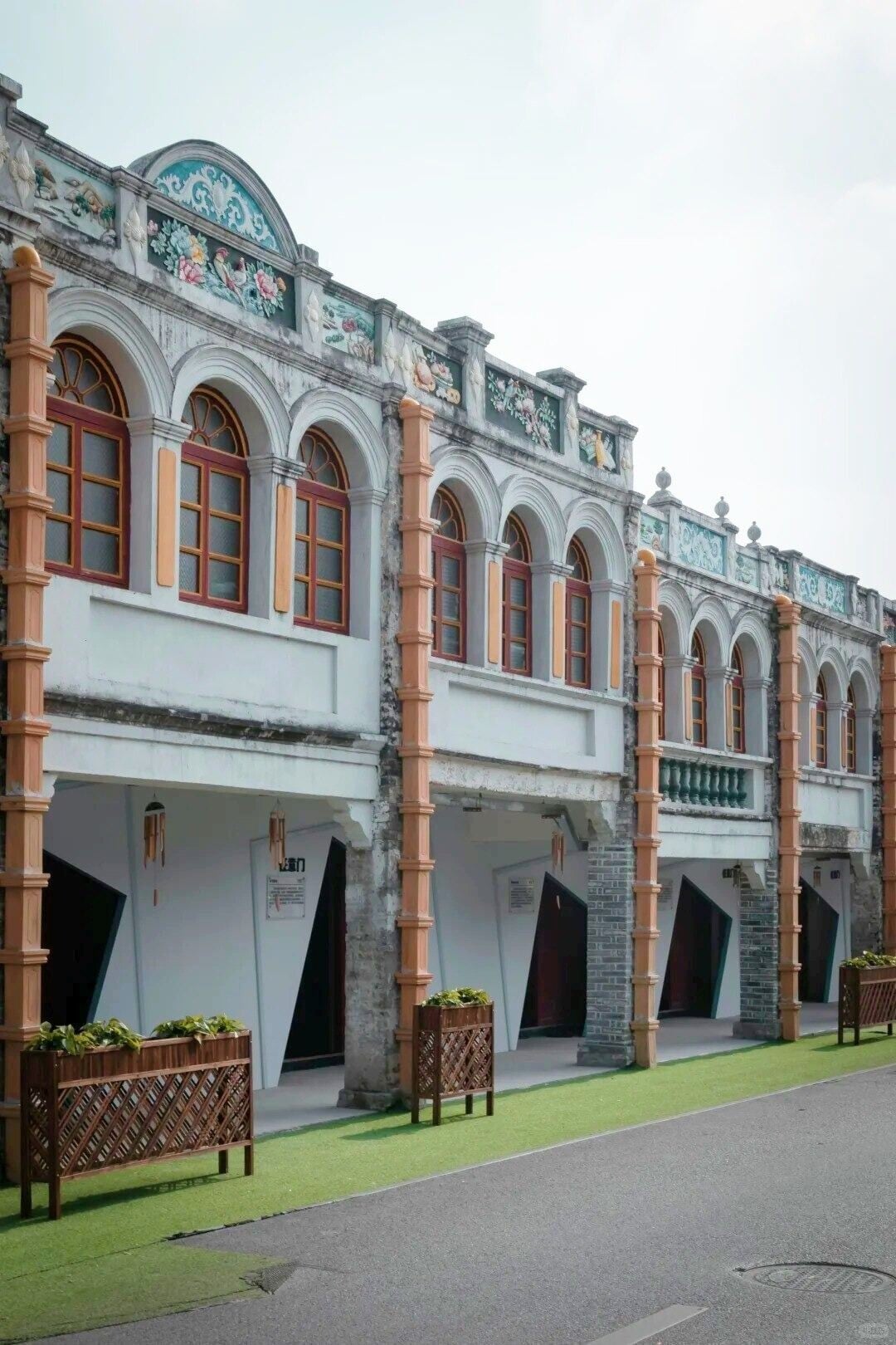 深圳地鐵13號線北延段沿線景點:公明墟(又稱公明老街)始建於1929年,1931年改為現名,寓意「公道光明」。老街長約300米,由兩排二至三層的騎樓式商舖隔街相向組成。建築融合嶺南風格與南洋風情,2004年核定為區級文物保護單位,是深圳現存唯一完整的百年騎樓群。(網上圖片)