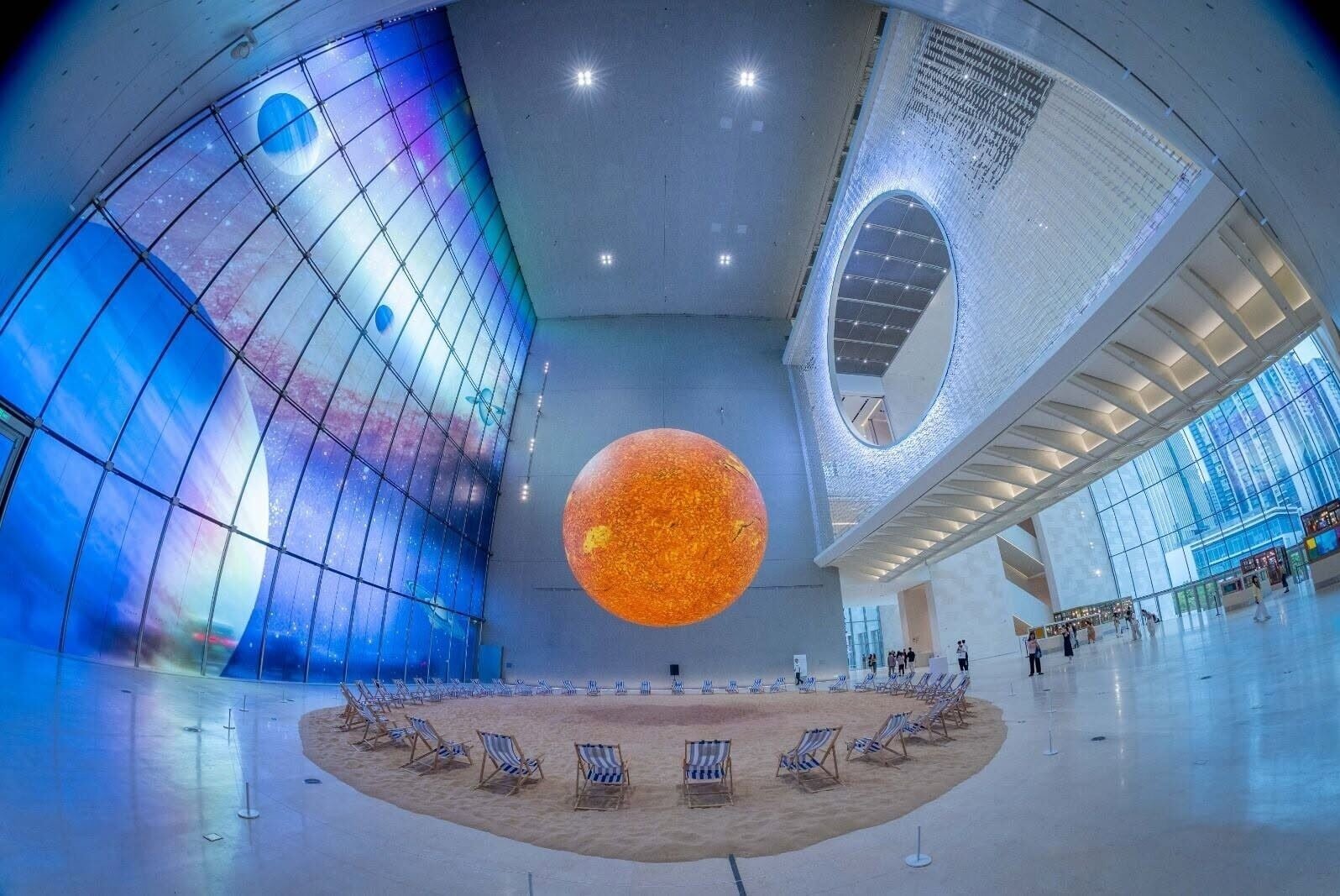 深圳地鐵13號線北延段沿線景點:深圳國際美術館最有名的打卡亮點之一,是北館中庭的「月亮門」。數百條金屬索與亞克力板交織,配合燈光變化,動態演繹月相陰晴圓缺的完整循環。(圖片來源:dantuyu@FB)