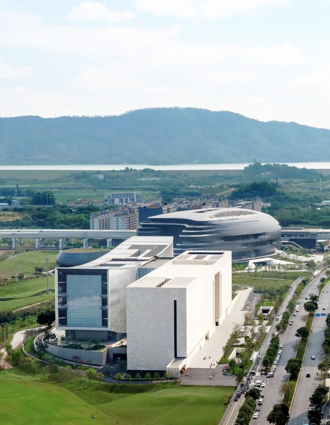 深圳地鐵13號線北延段沿線景點:深圳國際美術館與深圳科學技術館毗鄰而立,同為光明科學城核心新地標。美術館於2026年5月30日開館,聚焦東西藝術交流;科技館於2025年5月1日開放,以大量科學體驗吸引市民。兩館串聯科學公園,共同構築灣區科學文化地標群。(圖片來源:視覺中國)
