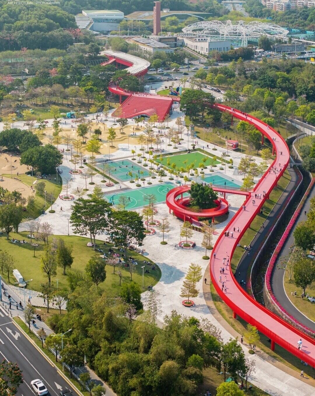 虹橋公園核心景觀「虹橋」全長4公里,寬5米,平均高度8米,是國內第二大鋼結構單柱多曲景觀橋。橋身採用中國紅為主色調,如一條紅色飄帶蜿蜒於山林之間。(圖片來源:ING 建筑摄影@小紅書)