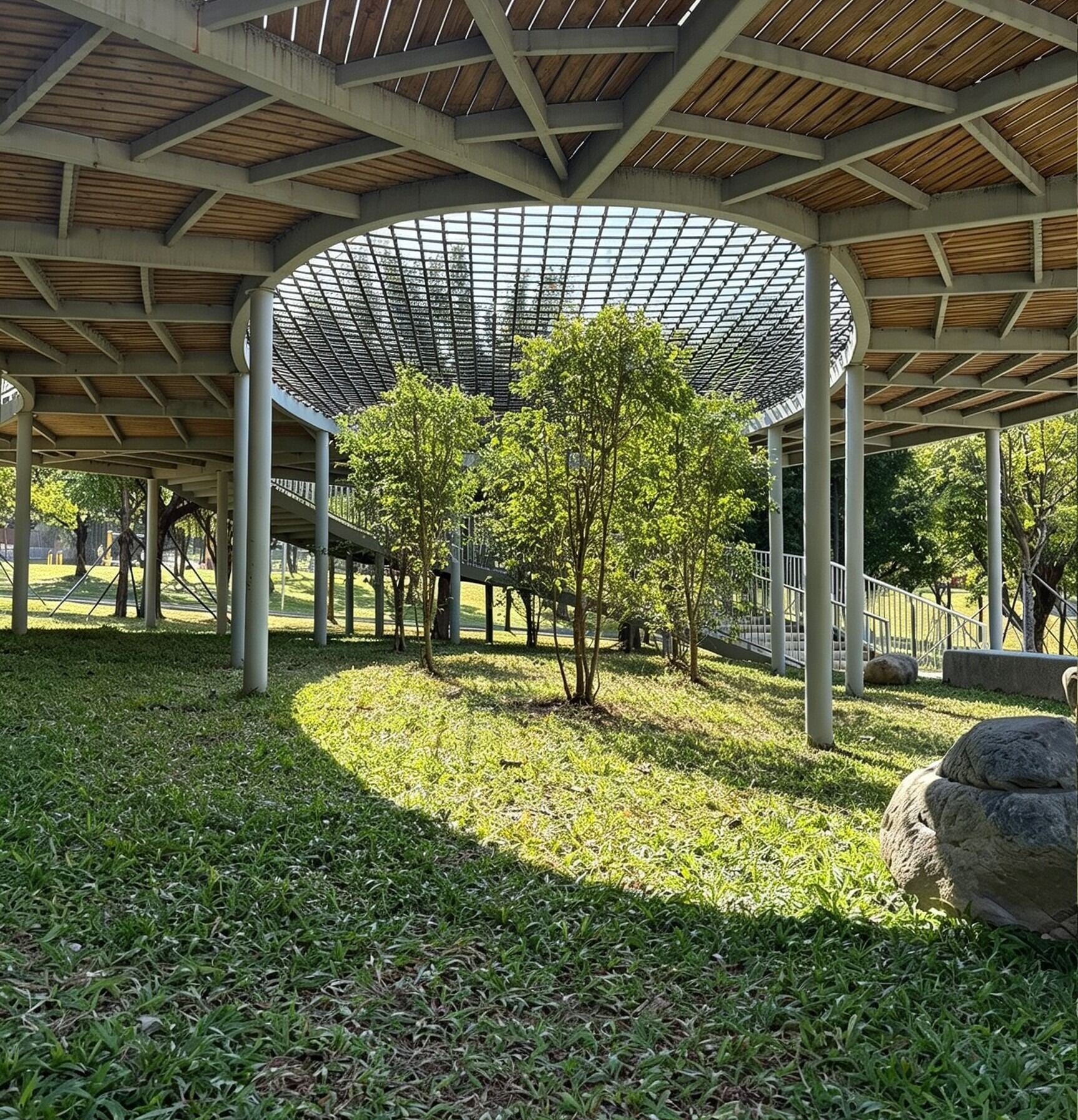 虹橋1958生態公園與文化創意園同屬一地,位於光明區光明街道。前身為舊農場苗圃場,設有濕塘雨水花園、生態海綿花園等,獲2024年IFLA國際設計卓越獎。 (圖片來源:灣區文旅小助手@小紅書)