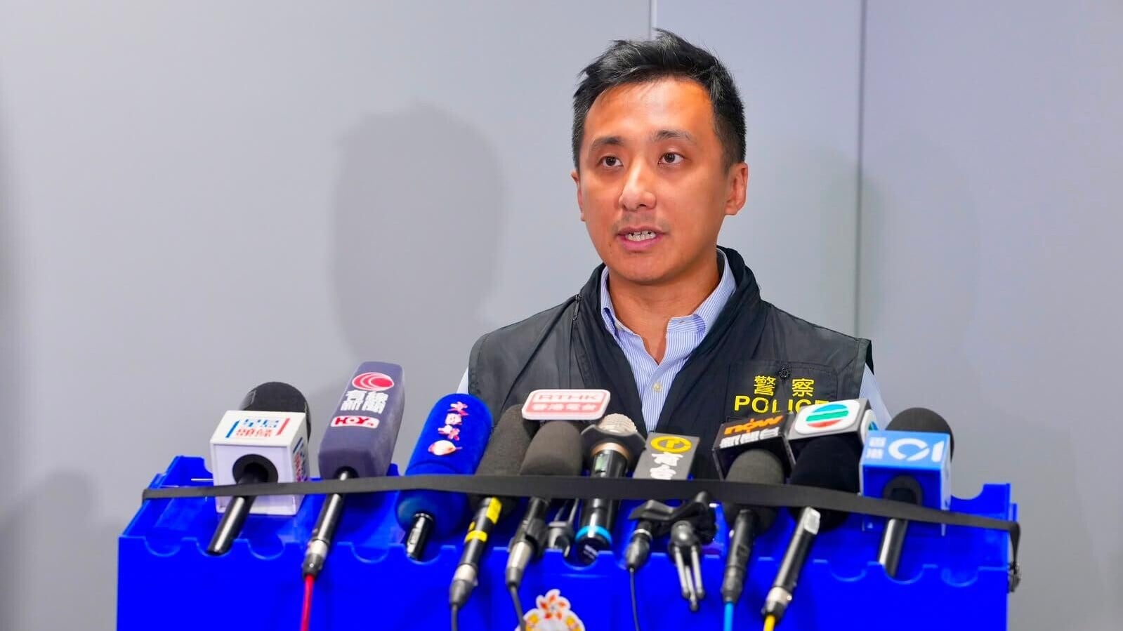 警方於港島區打擊涉及黃賭毒的非法活動，及堵截三合會收入來源，過去3星期拘捕78人。港島總區反三合會行動組總督察盧健邦簡報案情。