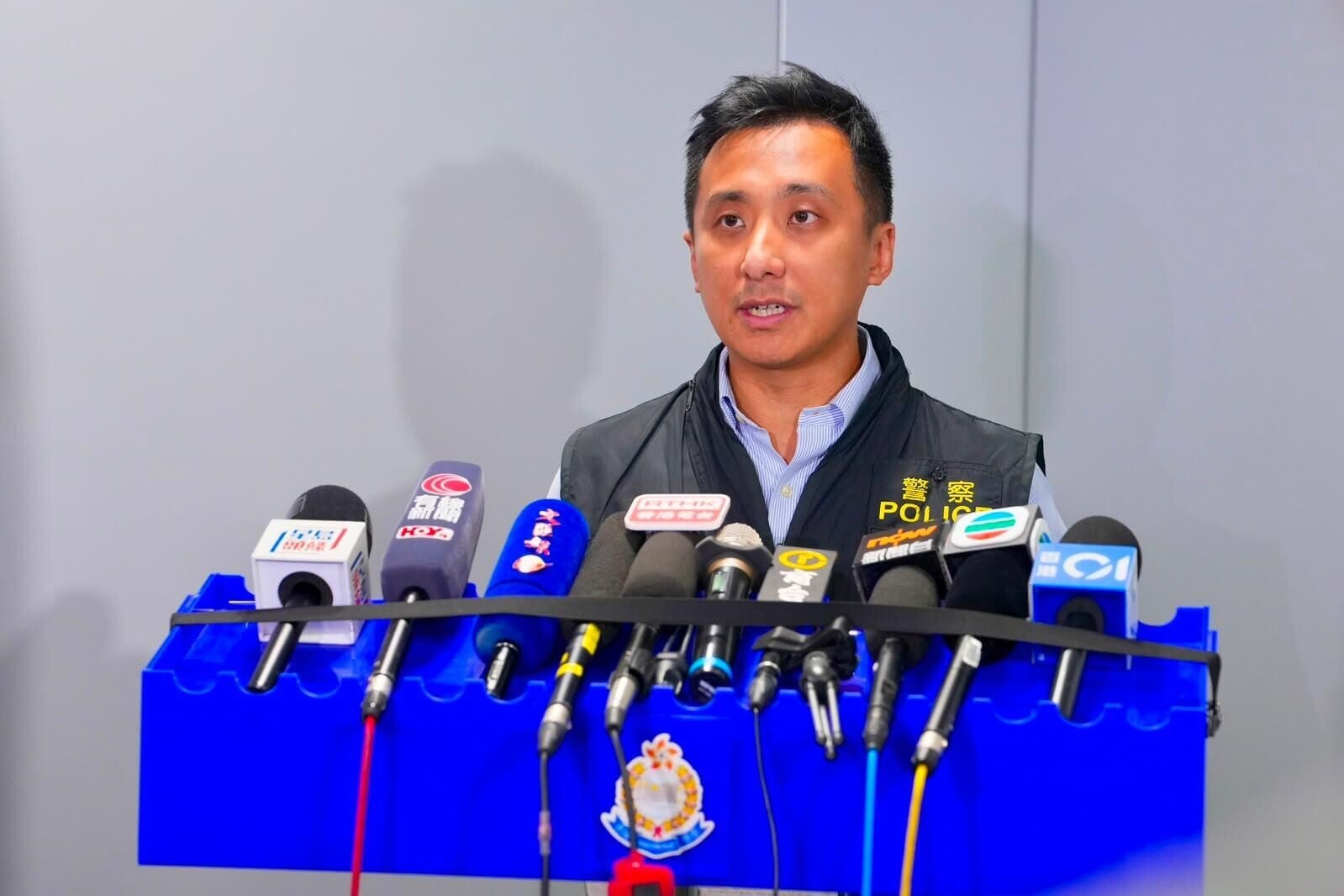 警方於港島區打擊涉及黃賭毒的非法活動,及堵截三合會收入來源,過去3星期拘捕78人。港島總區反三合會行動組總督察盧健邦簡報案情。