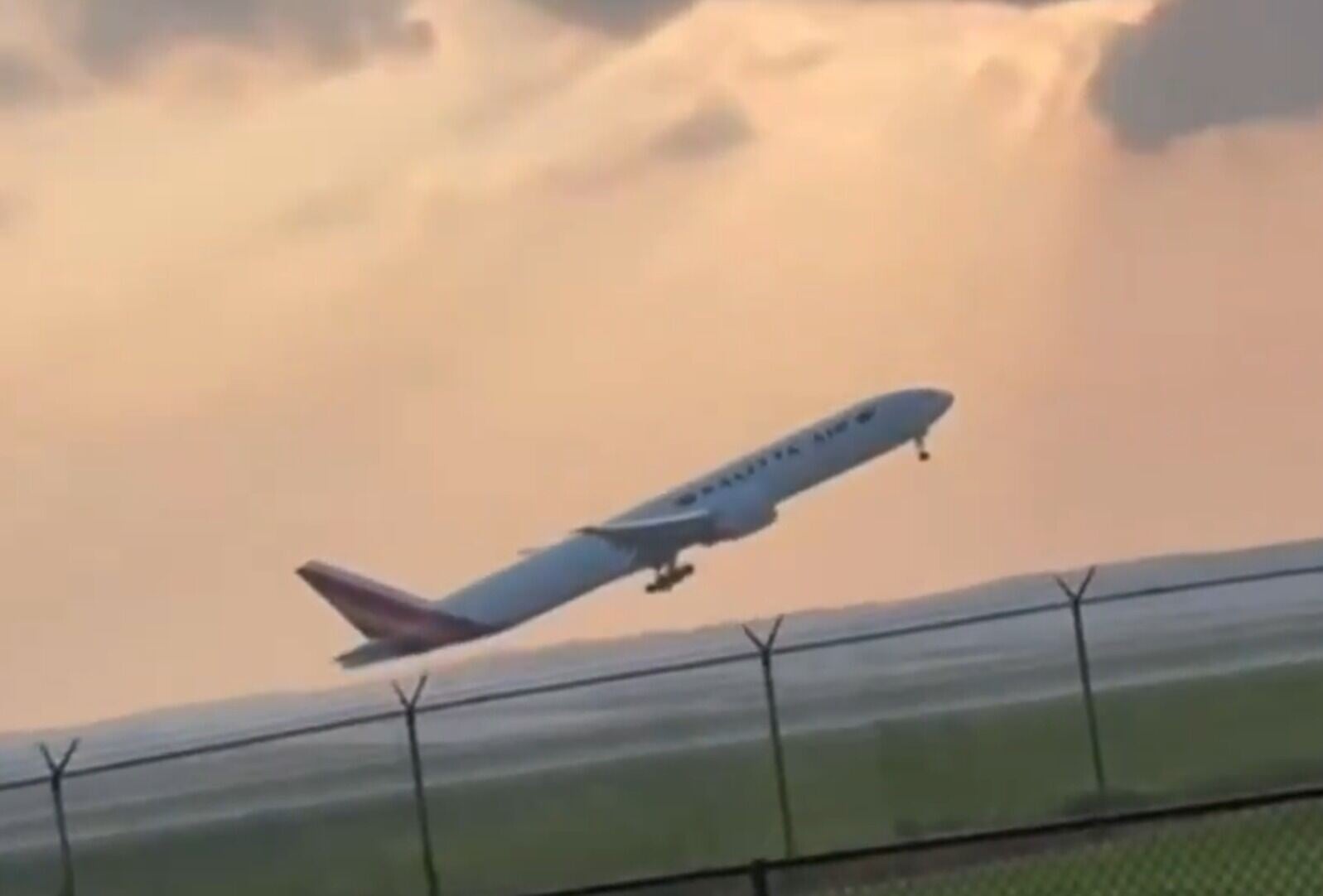 卡利塔航空波音777貨機最終安全降落,機組人員沒有受傷
