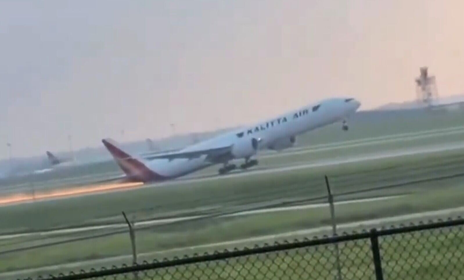 卡利塔航空波音777貨機嘗試降落時未能完成著陸,執行「重飛」(go-around)程序期間,飛機尾部擦過跑道