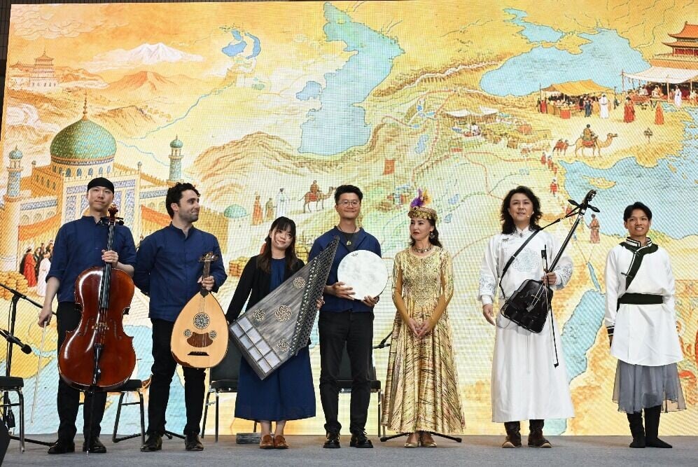 中華文化節《絲路迴響‧胡樂新聲》音樂會,以「絲路信物」貫穿6章從波斯到長安的音樂之旅。音樂會結合了印度、蒙古高原、新疆等區域的舞蹈元素,充滿異域風情,除了胡樂,亦能感受烏德琴、馬頭琴等古老樂器的魅力。(圖片來源:政府新聞處)