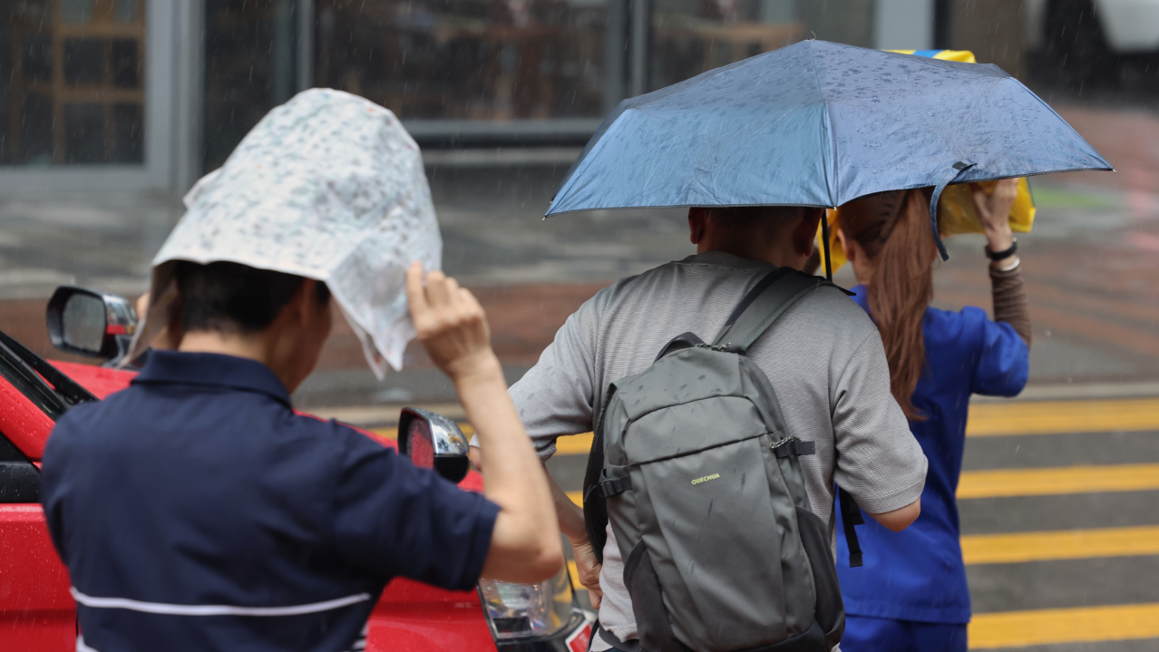 本港近日天氣惡劣，一眾打工仔狼狽返工(中通社資料圖片)