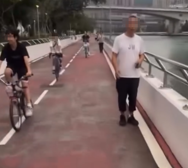 多輛俗稱「子彈仔」的改裝單車,不分晝夜在荃灣西海傍穿梭,沿途有單車上的少年手執垃圾、水彈、石塊,隨機擲向途人後逃去,當中物件更懷疑包括俗稱「馬蹄鐵」的單車煞車部件「U片」,亦有人蓄意向婦人淋潑液體,最少有3名途人遇襲,不過片段未能顯示事發時間及日期。(影片截圖)