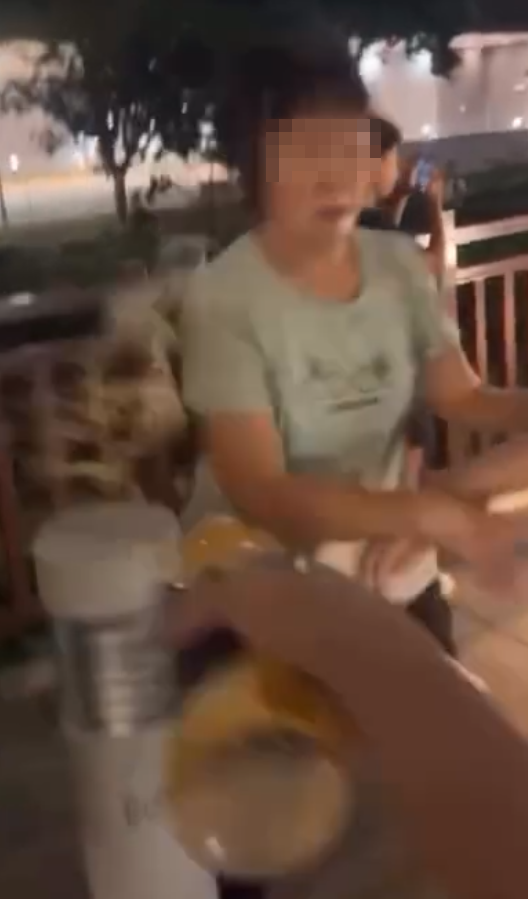多輛俗稱「子彈仔」的改裝單車,不分晝夜在荃灣西海傍穿梭,沿途有單車上的少年手執垃圾、水彈、石塊,隨機擲向途人後逃去,當中物件更懷疑包括俗稱「馬蹄鐵」的單車煞車部件「U片」,亦有人蓄意向婦人淋潑液體,最少有3名途人遇襲,不過片段未能顯示事發時間及日期。(影片截圖)
