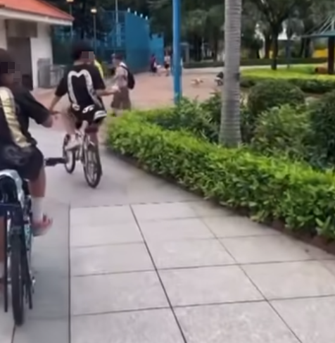 多輛俗稱「子彈仔」的改裝單車,不分晝夜在荃灣西海傍穿梭,沿途有單車上的少年手執垃圾、水彈、石塊,隨機擲向途人後逃去,當中物件更懷疑包括俗稱「馬蹄鐵」的單車煞車部件「U片」,亦有人蓄意向婦人淋潑液體,最少有3名途人遇襲,不過片段未能顯示事發時間及日期。(影片截圖)