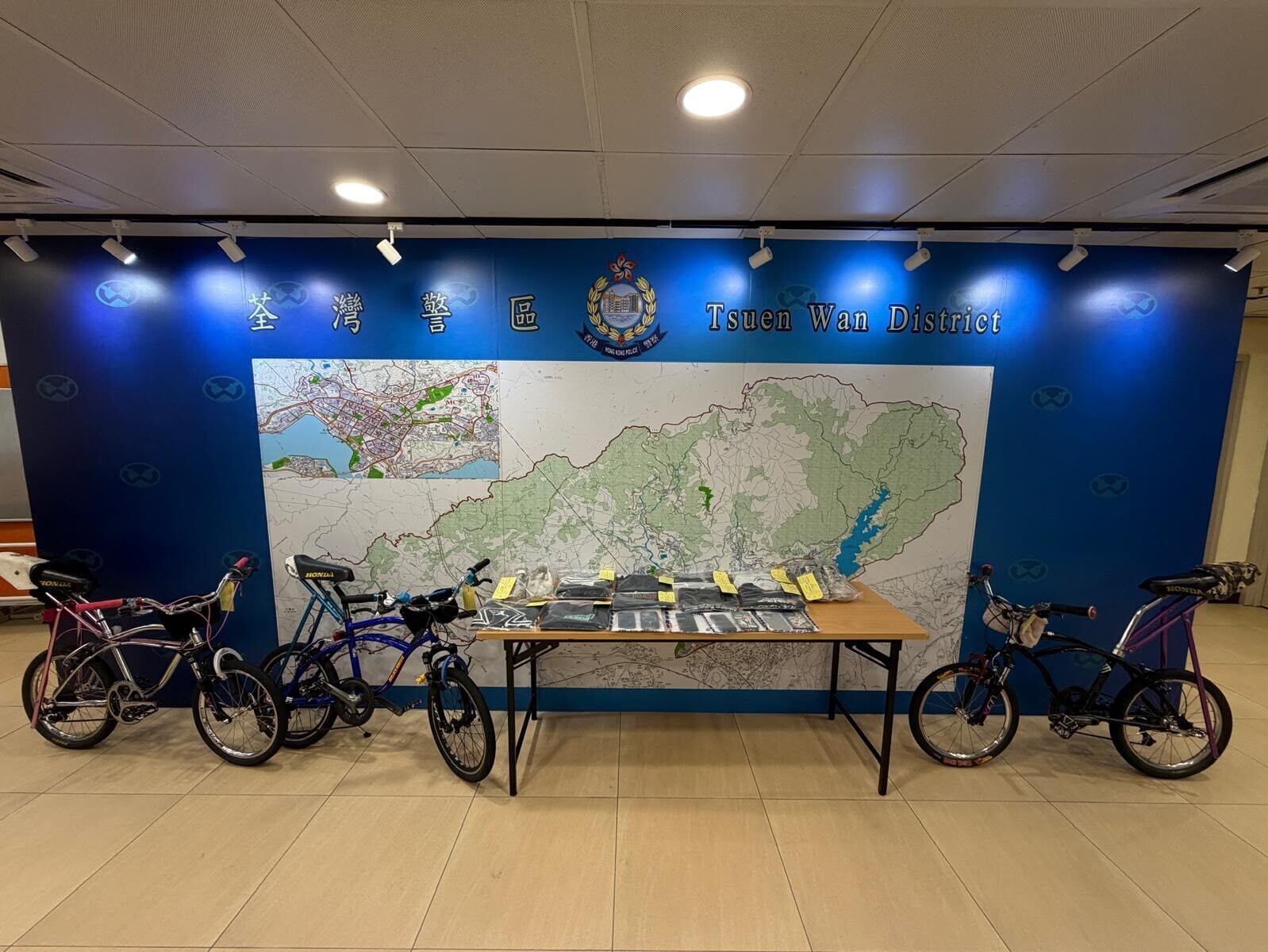 警方亦檢獲單車、衣物及電話等證物。