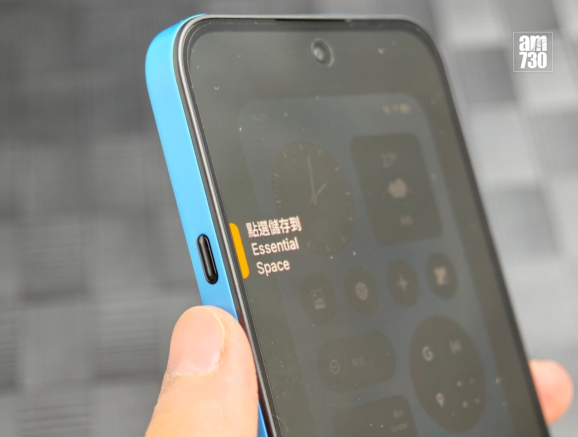Nothing Phone (4b)機側設有一鍵啟動AI功能的Essential Key。