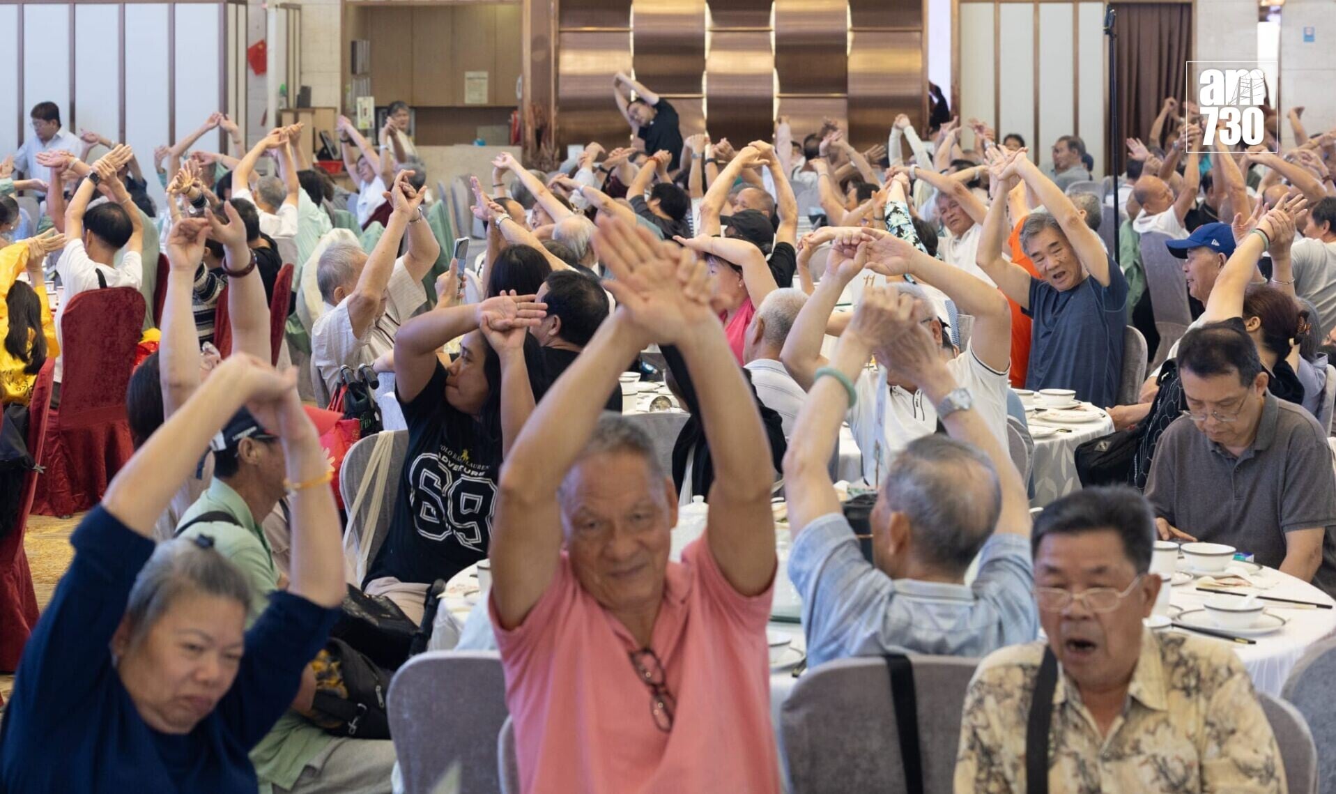 活動中教參與者做伸展運動。(蘇文傑攝)