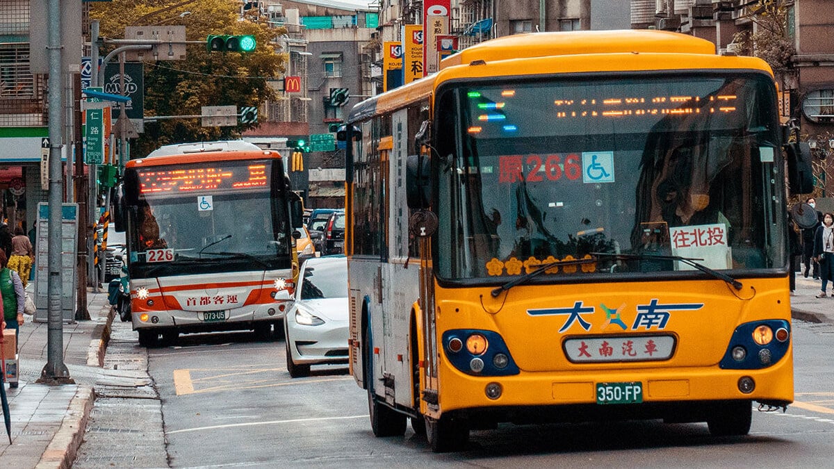 台北巴士常見長者車內跌倒原因，包括未坐穩或未有緊握扶手等。(Pexels圖片)