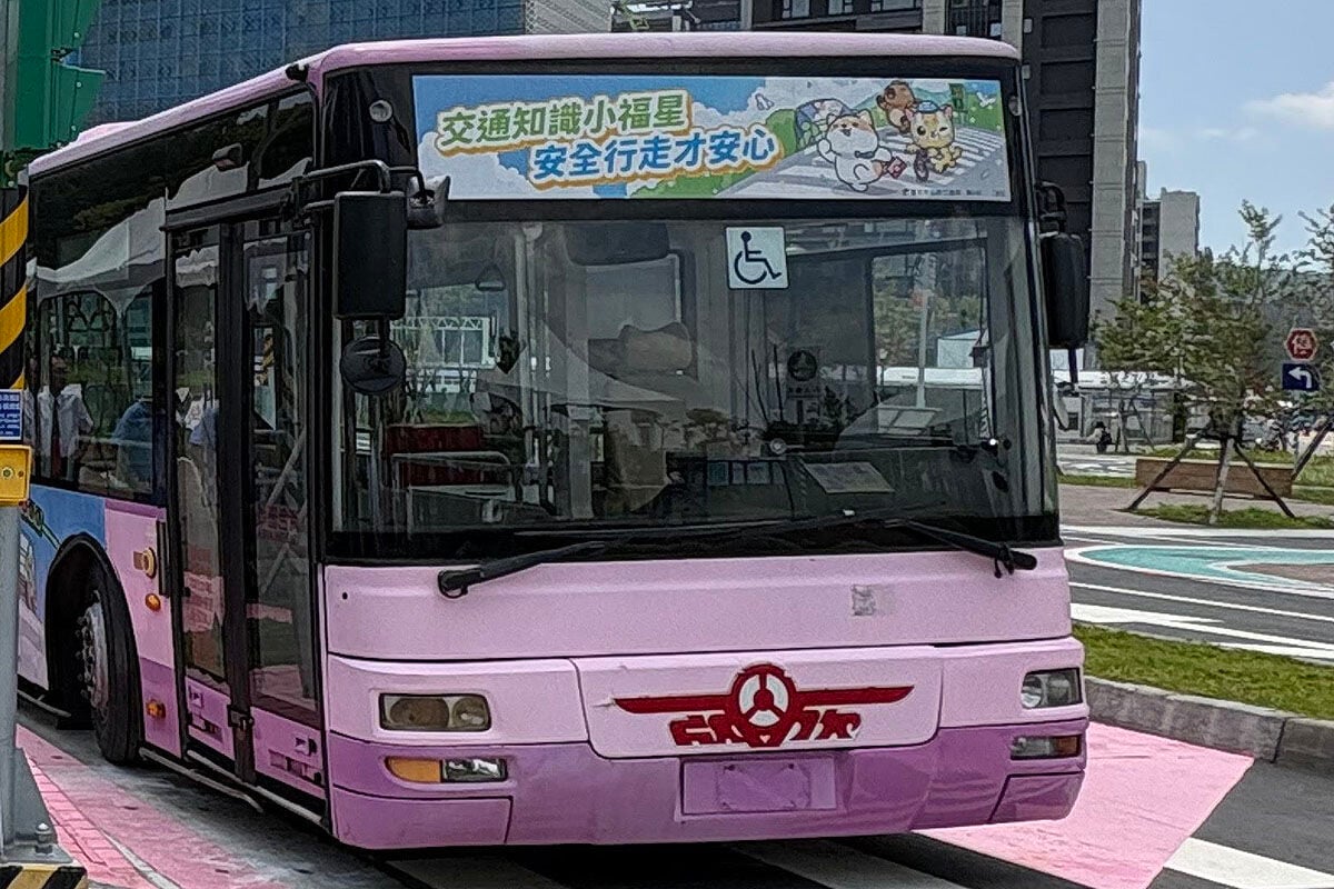 台北市交通局舉行宣傳活動,提醒長者上落巴士注意事項。(台北市政府交通局圖片)