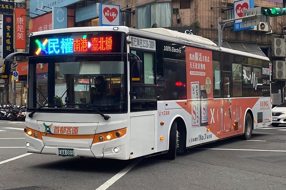 來往南港至台北橋的「民權幹線」的5輛巴士,將試驗關門後3秒始開車措施。(FB網民Civic Typer圖片)