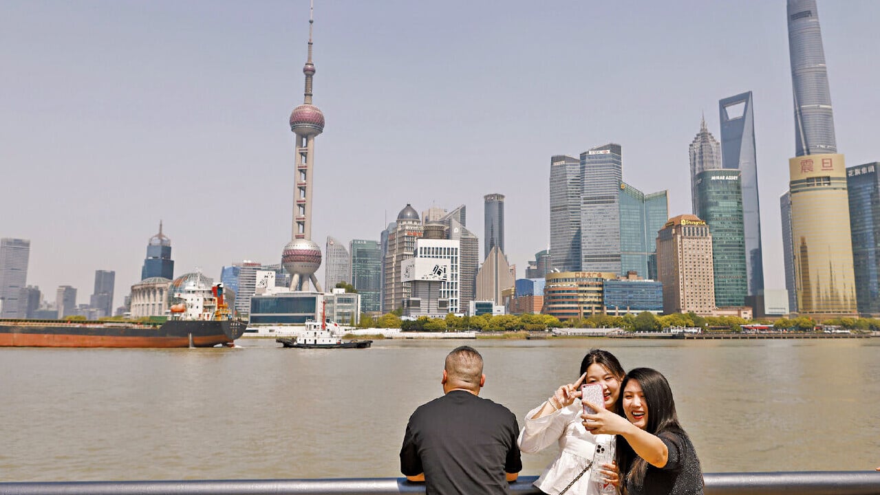 國家隊入市支持下，A股三大指數均以貼近全日高位收市。 (中通社)